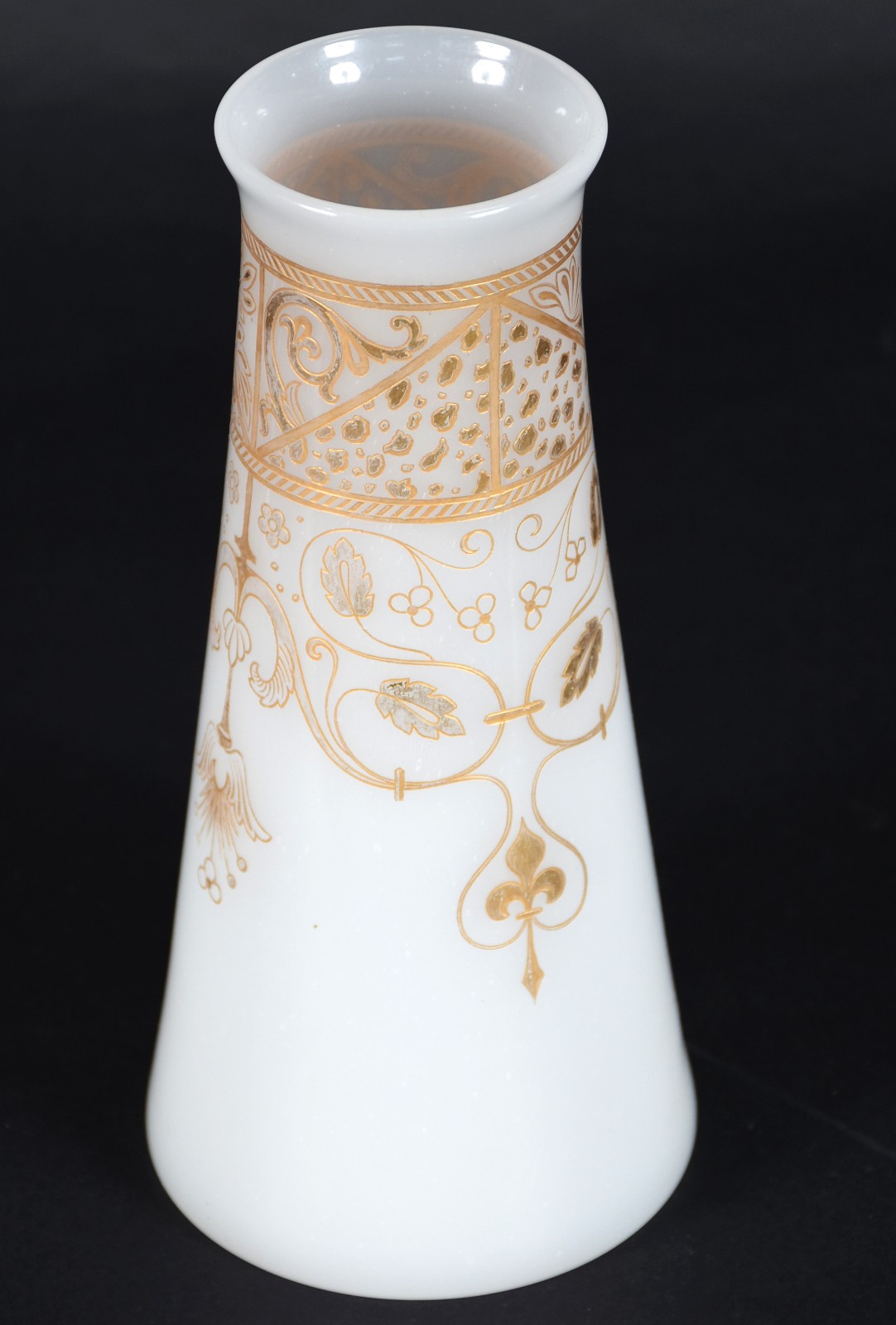 Vaso opalinado branco decorado com guirlandas douradas. - foto 2 de 3