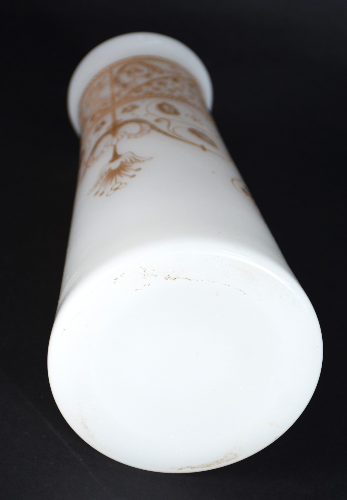 Vaso opalinado branco decorado com guirlandas douradas. - foto 3 de 3