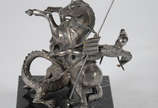 Escultura espanhola de metal prateado represent... - Escultura espanhola de metal prateado representando &#34;SANT JORDI&#34;, Catalunya - São Jorge com dragão - Base de mármore -  Alt.total 25 cm.