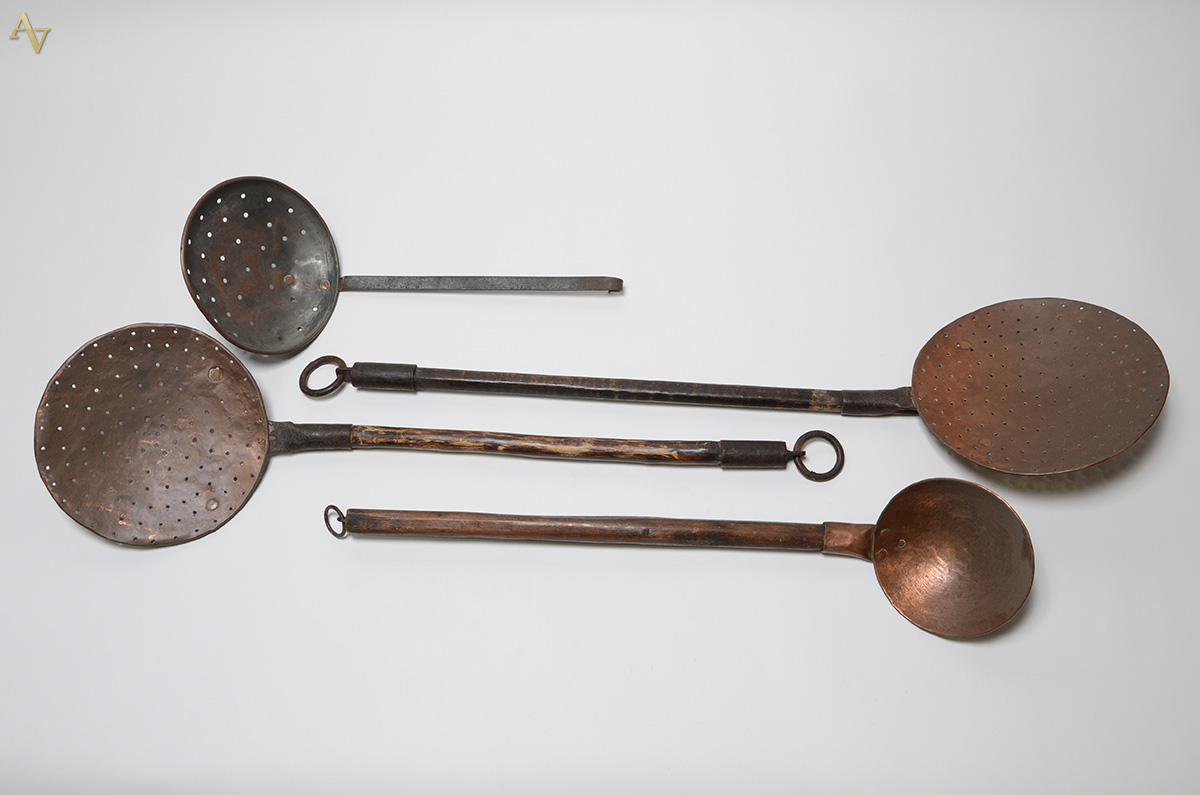 Quatro escumadeiras de cobre com cabos de madeira. Comprimentos de...