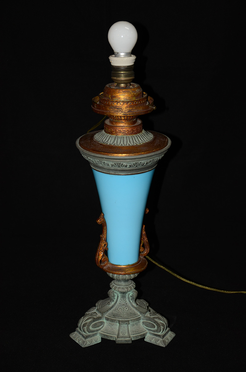 Abatjour de opalina na cor azul e base de metal, alt. 48 cm.