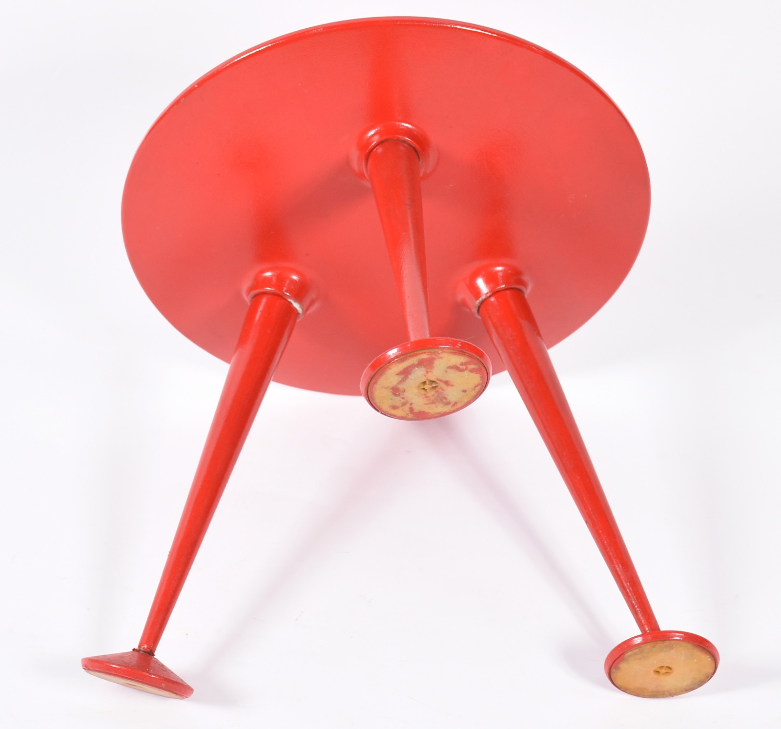 Mesa lateral de apoio na cor vermelha, feitio "sputinik", tampo de... - foto 3 de 5