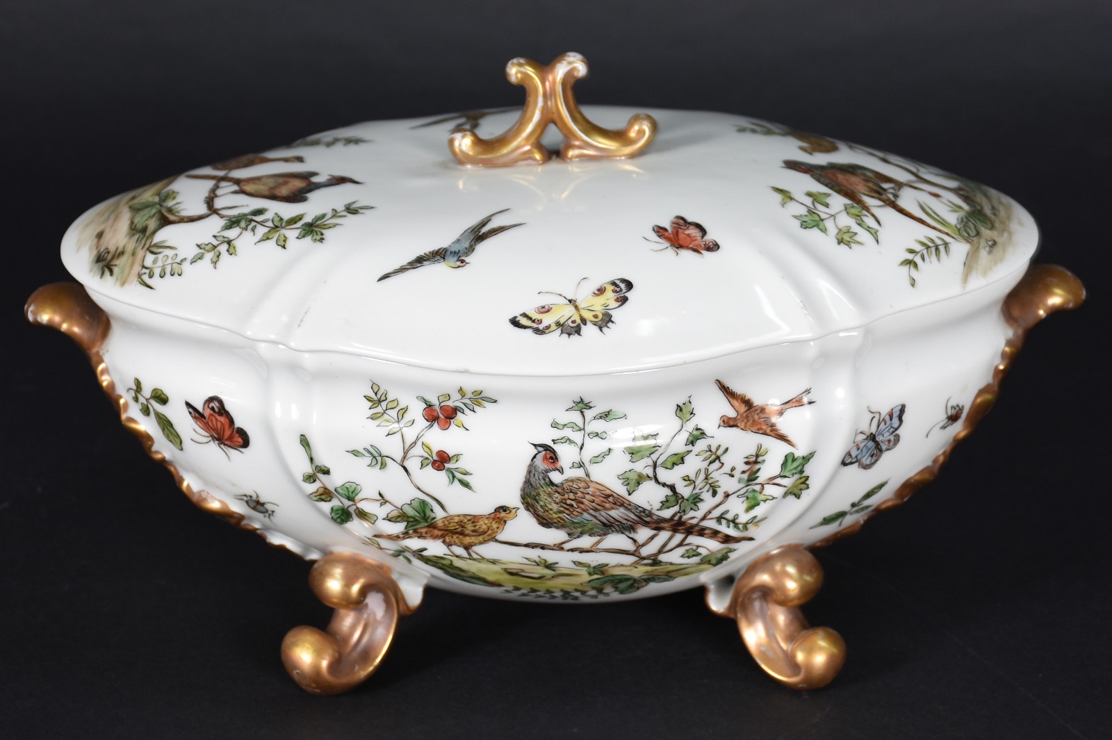 Elegante sopeira de porcelana branca decorada com aves e plantas em... - foto 1 de 5