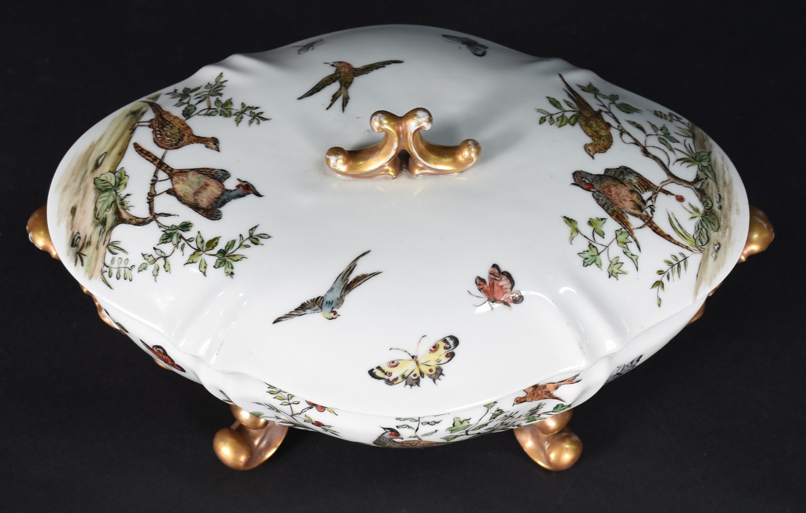 Elegante sopeira de porcelana branca decorada com aves e plantas em... - foto 2 de 5