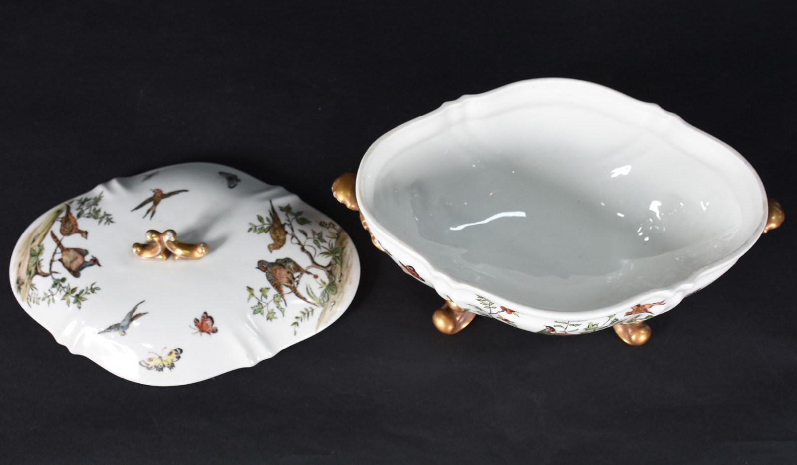 Elegante sopeira de porcelana branca decorada com aves e plantas em... - foto 3 de 5