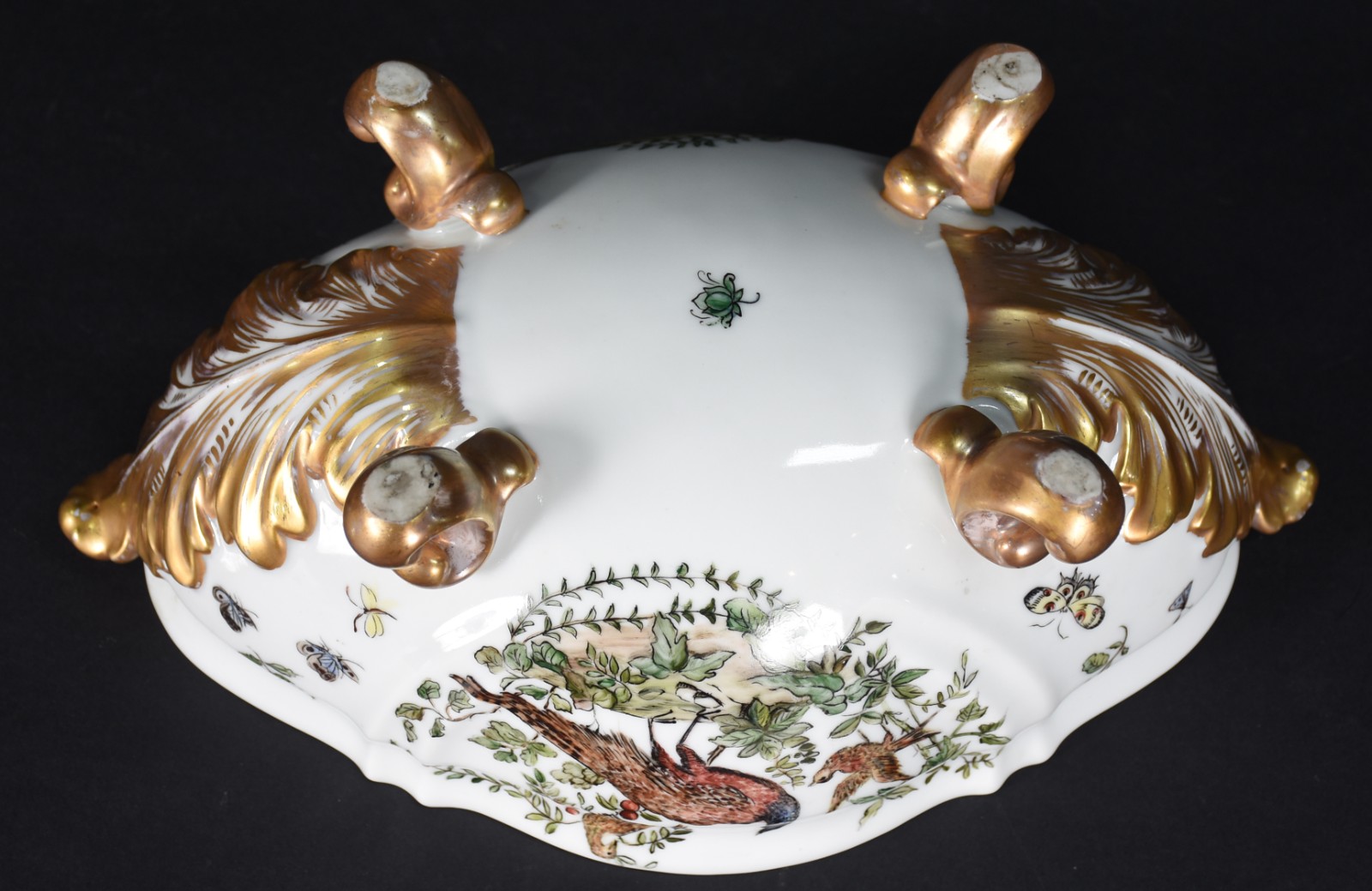 Elegante sopeira de porcelana branca decorada com aves e plantas em... - foto 4 de 5