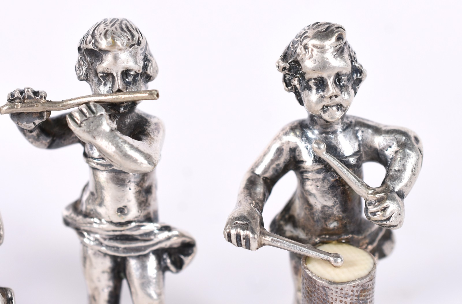 Cinco esculturas em miniatura de prata representando músicos. Peso da... - foto 2 de 7