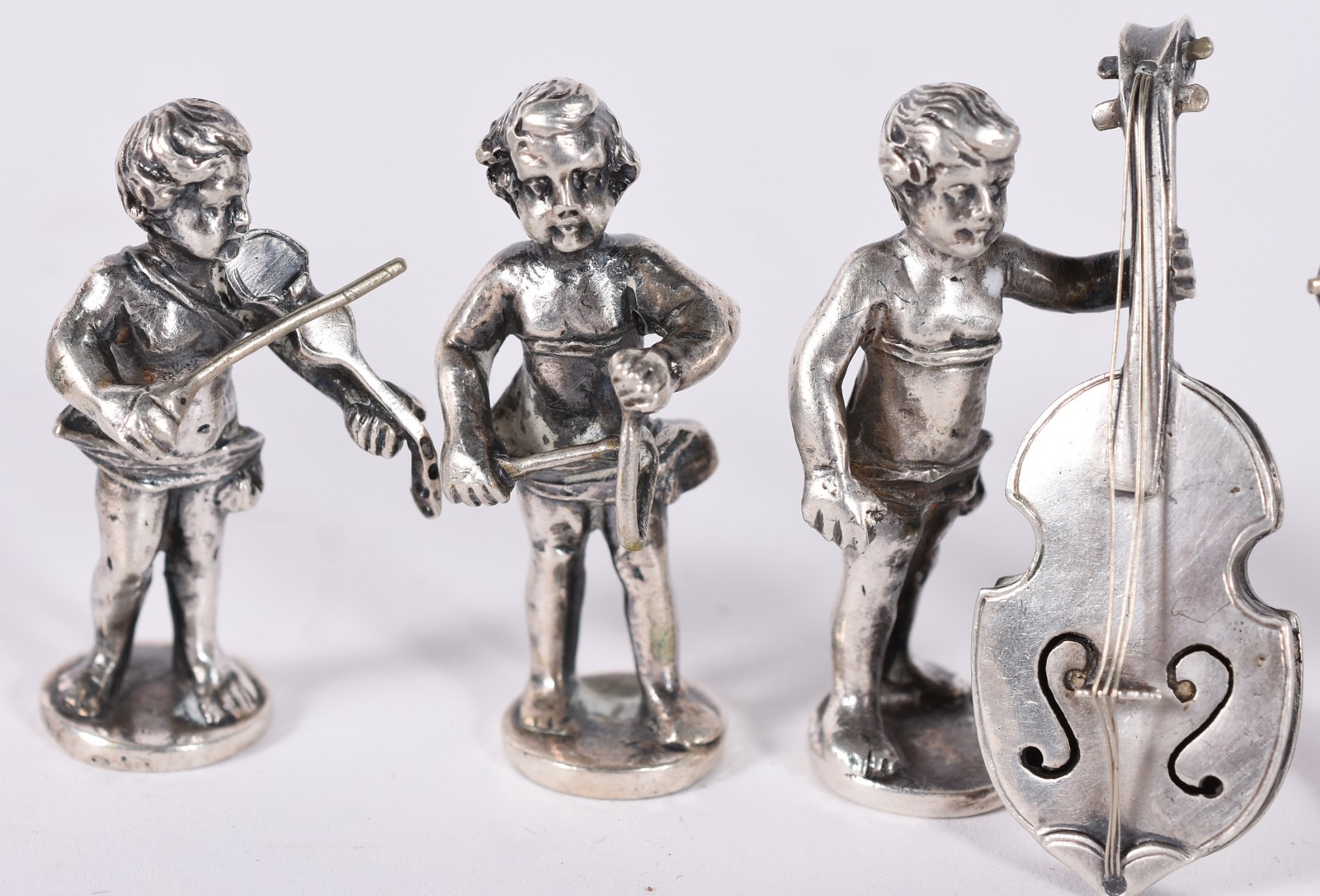 Cinco esculturas em miniatura de prata representando músicos. Peso da... - foto 3 de 7