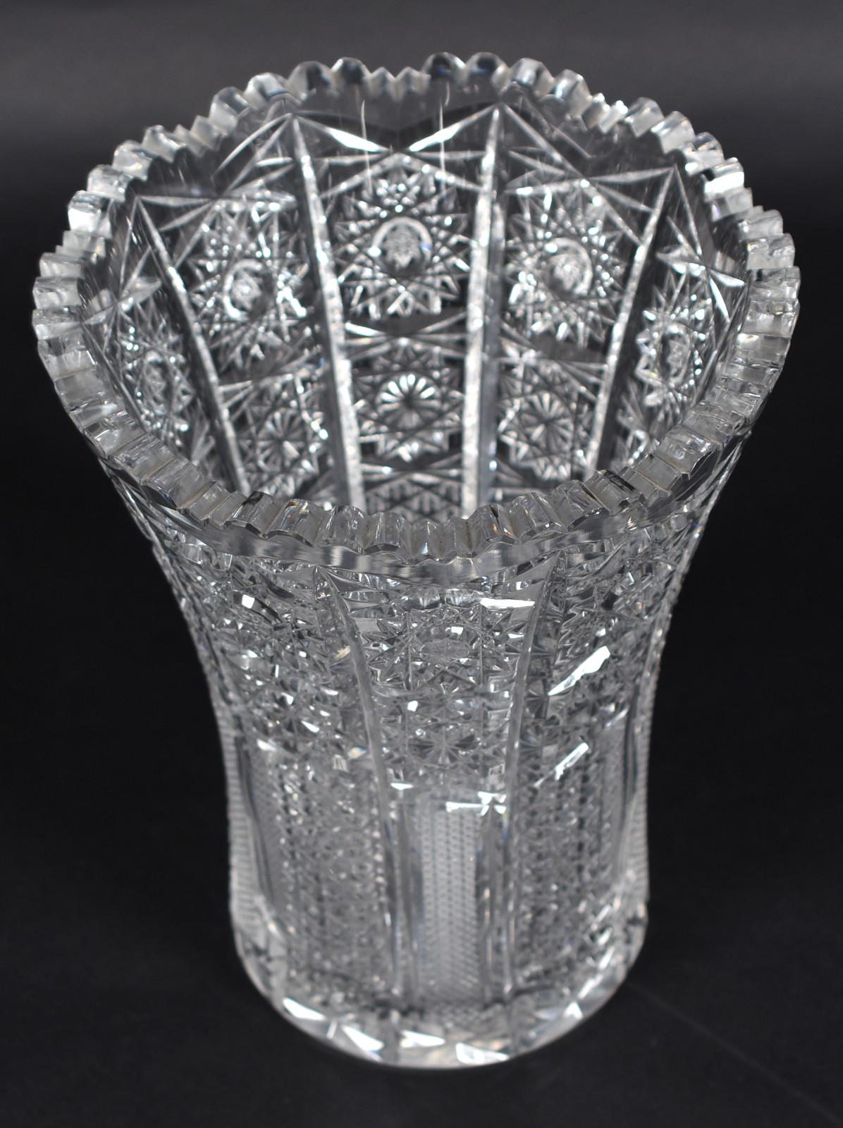 Vaso de cristal lapidado com borda dentada. - foto 1 de 3