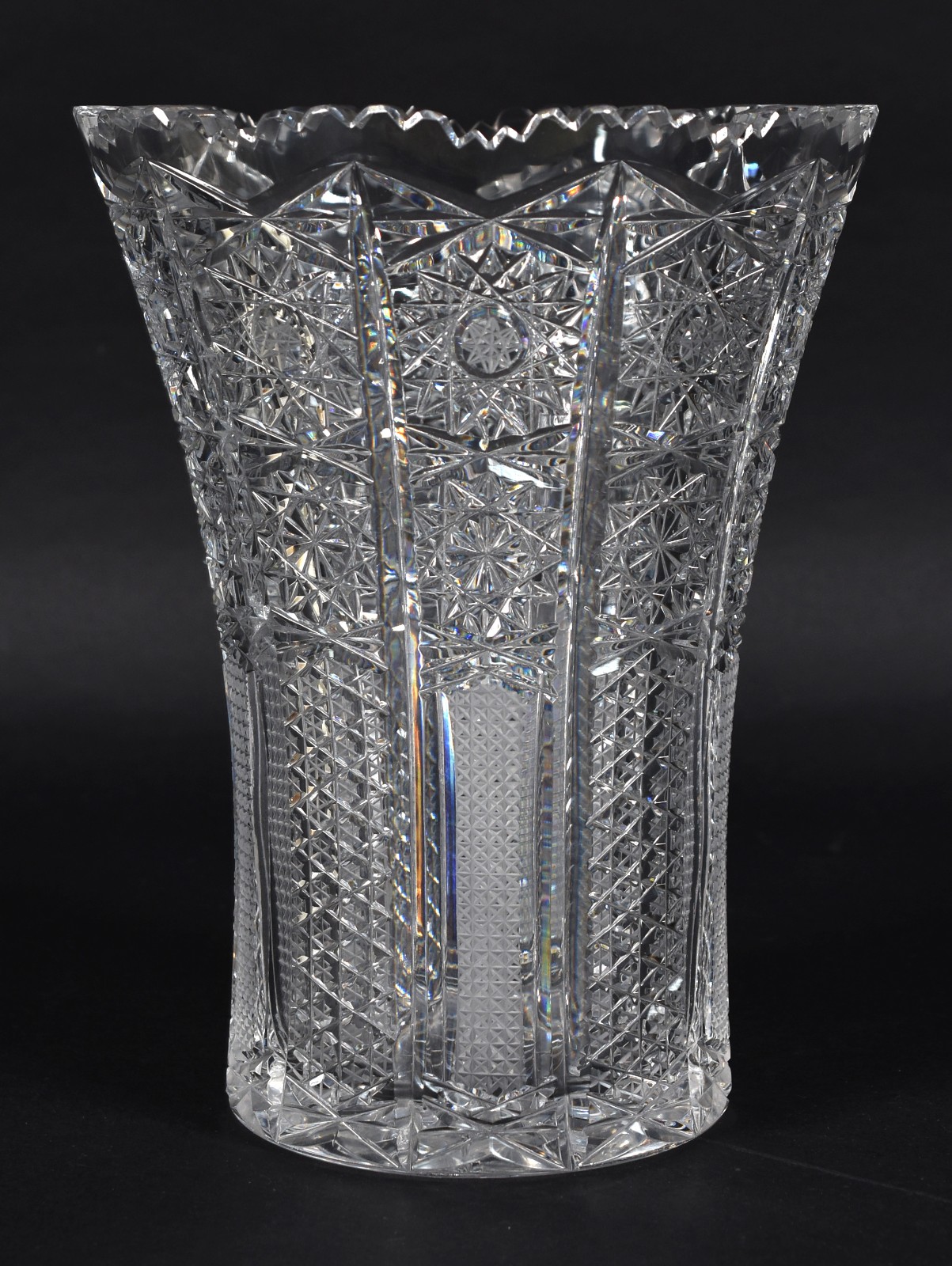 Vaso de cristal lapidado com borda dentada. - foto 2 de 3
