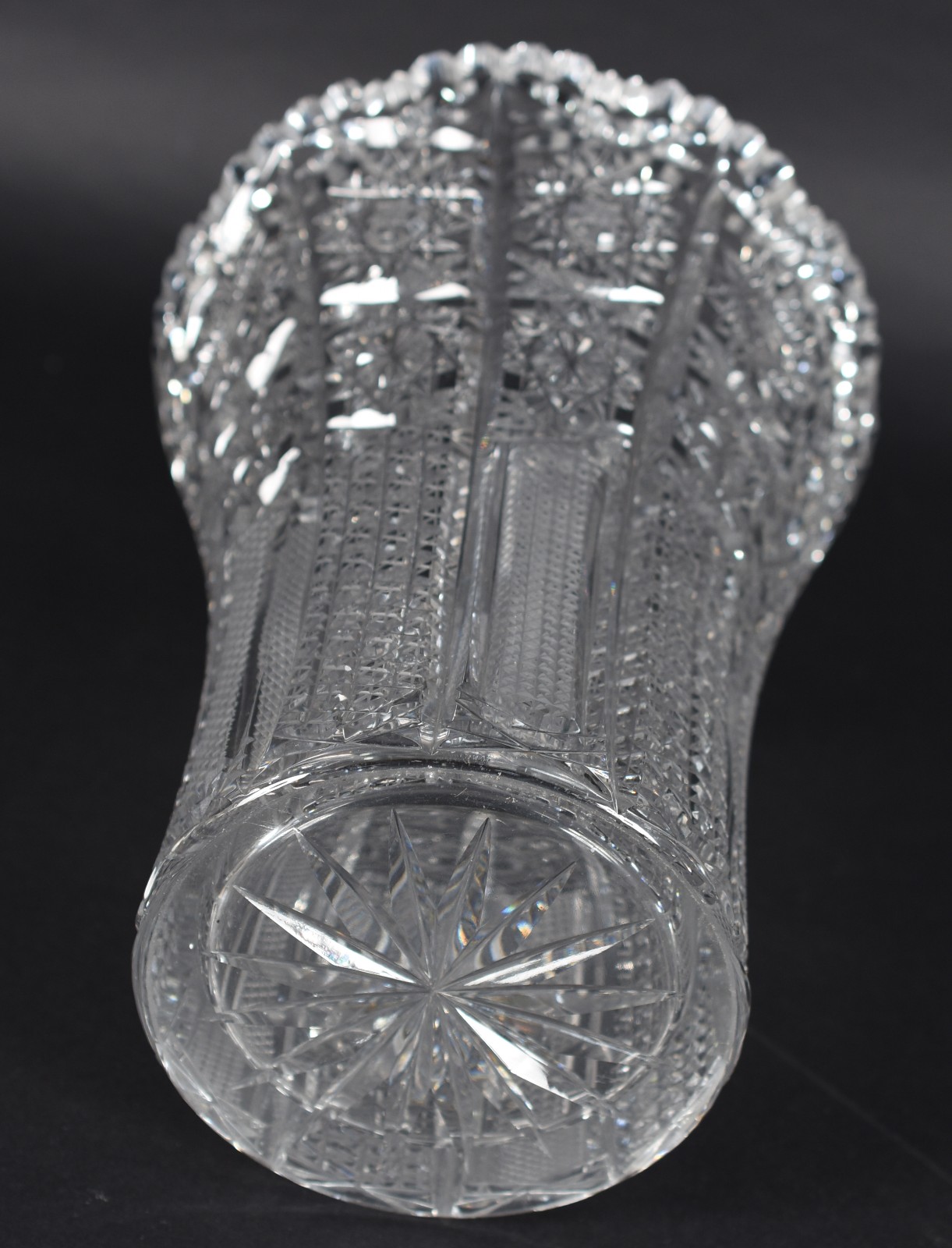 Vaso de cristal lapidado com borda dentada. - foto 3 de 3
