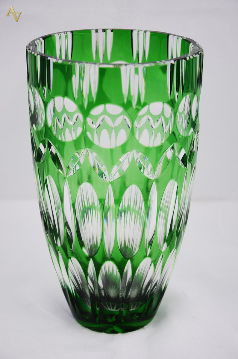 Vaso de cristal europeu lapidado doublé verde, alt. 22 cm.