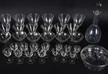 Conjunto de cristal composto de: Licoreira, 6 f... - Conjunto de cristal composto de: Licoreira, 6 flutes para champagne, 6 para vinho tinto, 6 para vinho branco, 6 para licor, 6 para vinho porto e...