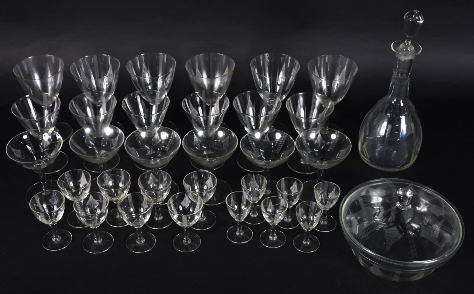 Conjunto de cristal composto de: Licoreira, 6 flutes para champagne... - foto 1 de 4