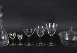 Conjunto de cristal composto de: Licoreira, 6 f... - Conjunto de cristal composto de: Licoreira, 6 flutes para champagne, 6 para vinho tinto, 6 para vinho branco, 6 para licor, 6 para vinho porto e...