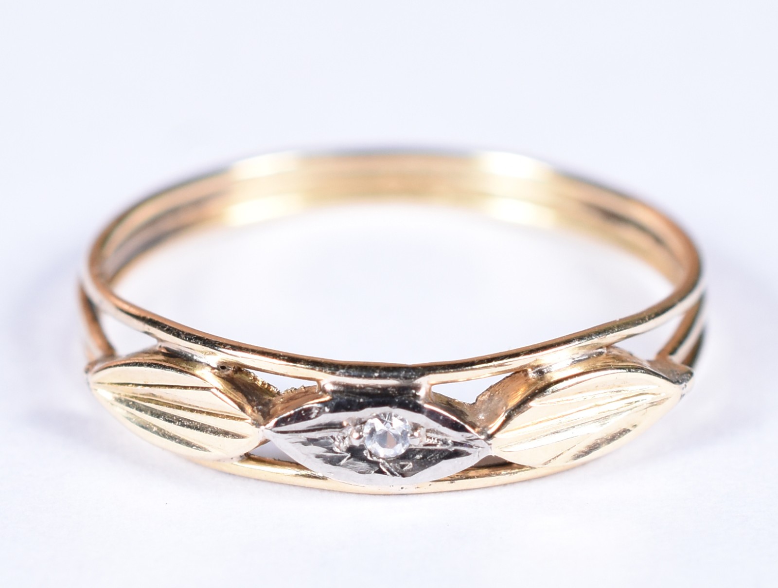 Anel de ouro 18 k, com 1 diamante central, aro 15 (Por motivos de... - foto 1 de 4