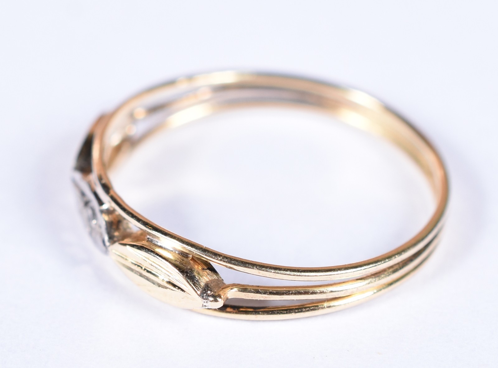 Anel de ouro 18 k, com 1 diamante central, aro 15 (Por motivos de... - foto 2 de 4