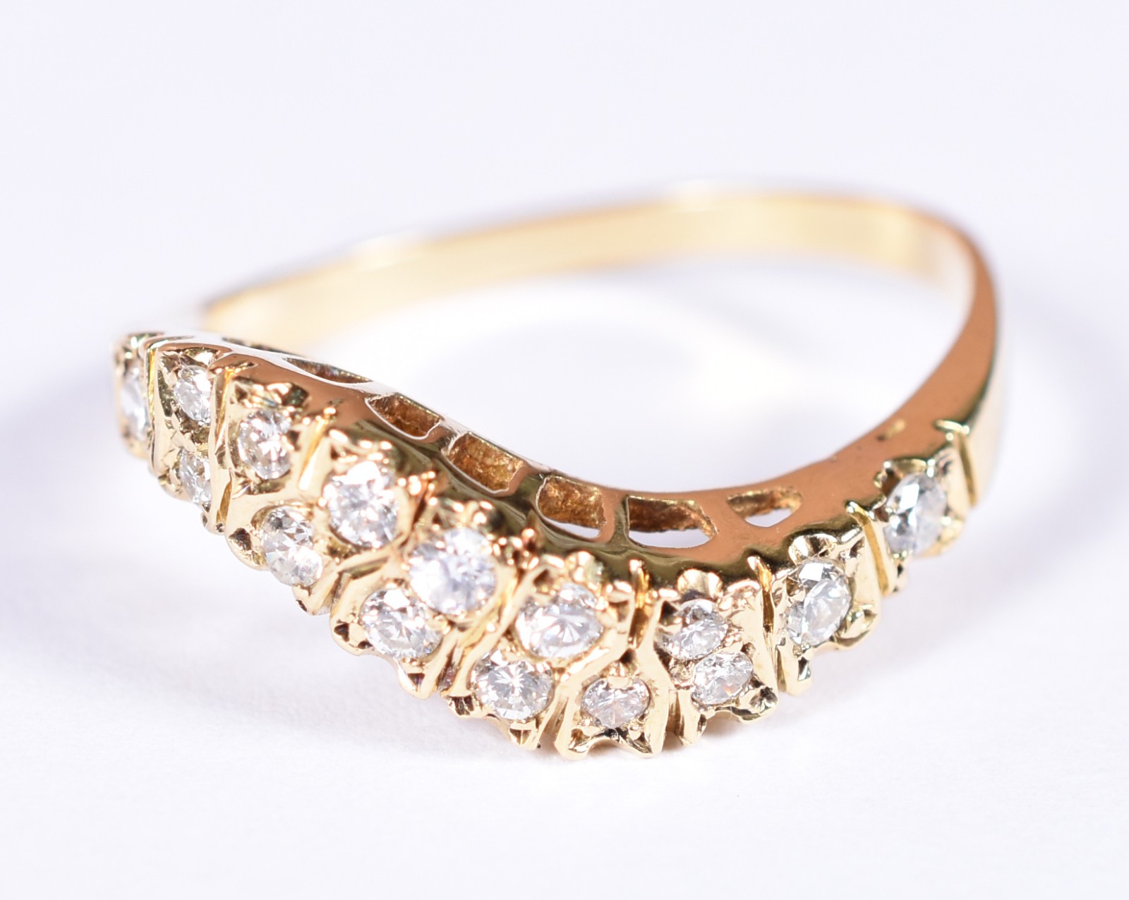 Anel em ouro 18 k, feitio onda com diamantes translucidas (Por... - foto 1 de 3