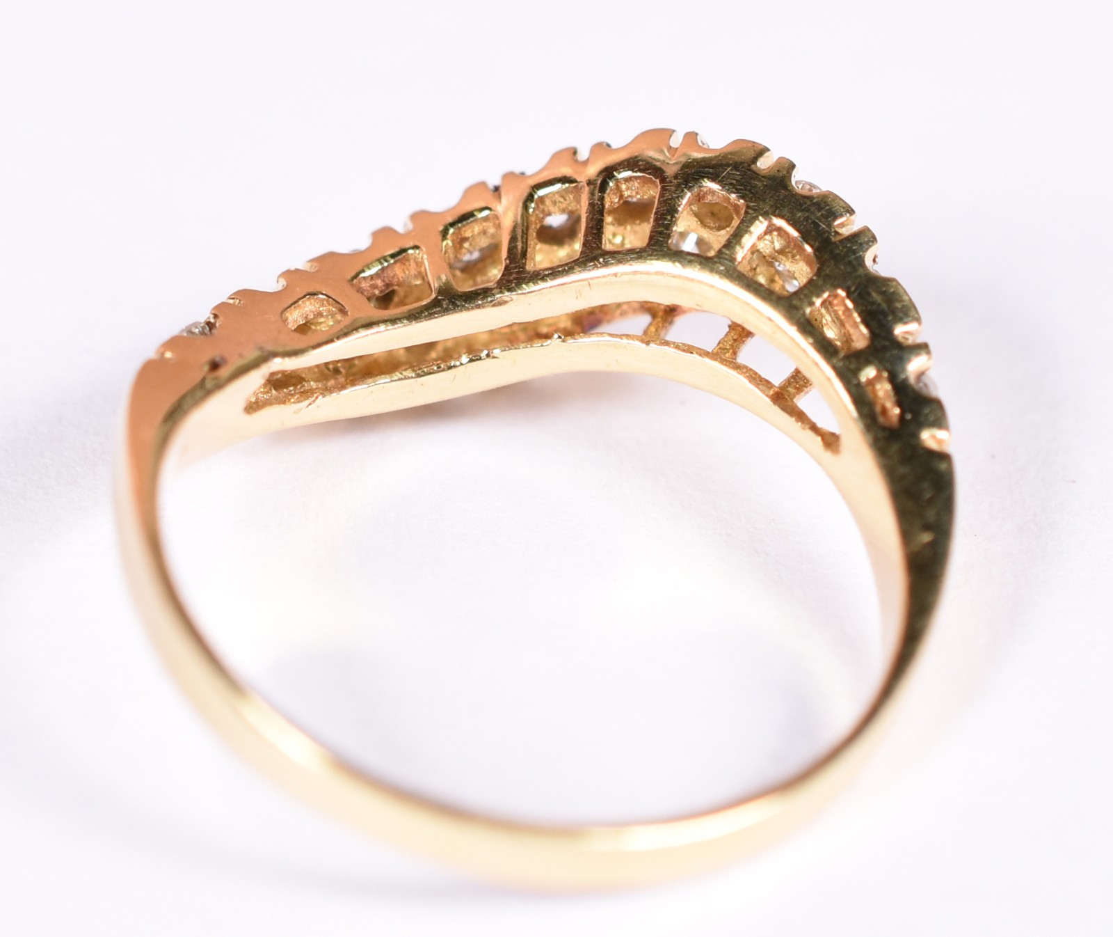 Anel em ouro 18 k, feitio onda com diamantes translucidas (Por... - foto 3 de 3