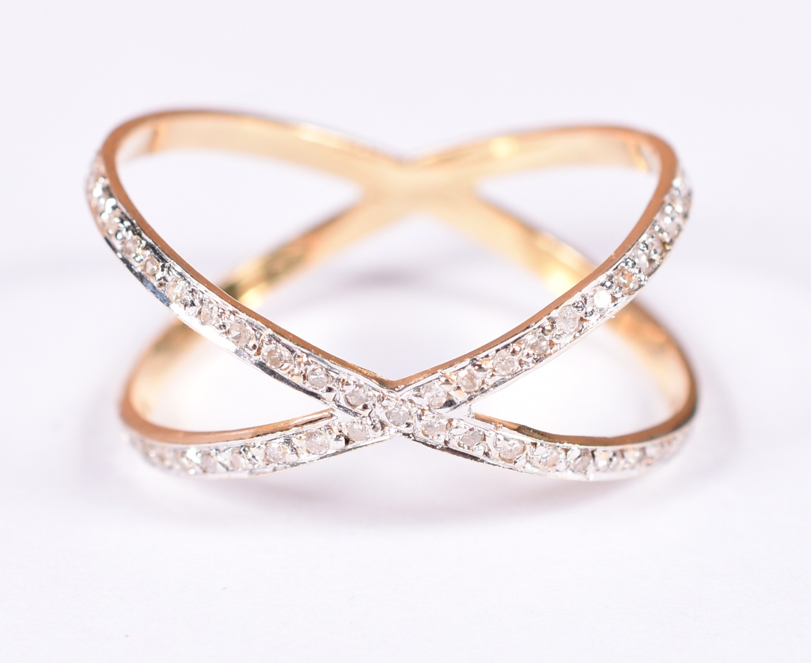 Anel de ouro feitio "X ", cravejado com 55 diamantes com rodium, aro... - foto 1 de 3