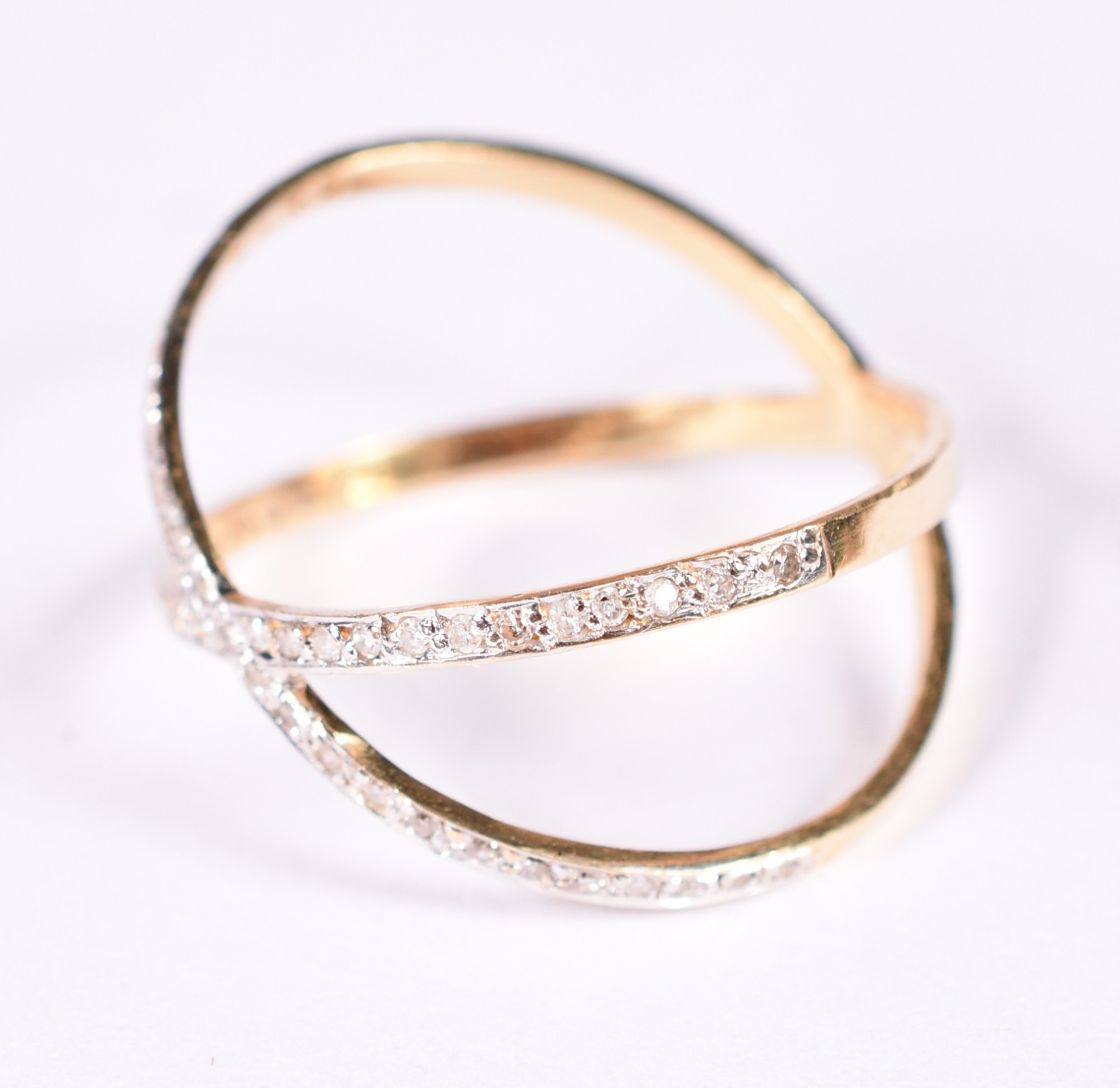 Anel de ouro feitio "X ", cravejado com 55 diamantes com rodium, aro... - foto 2 de 3