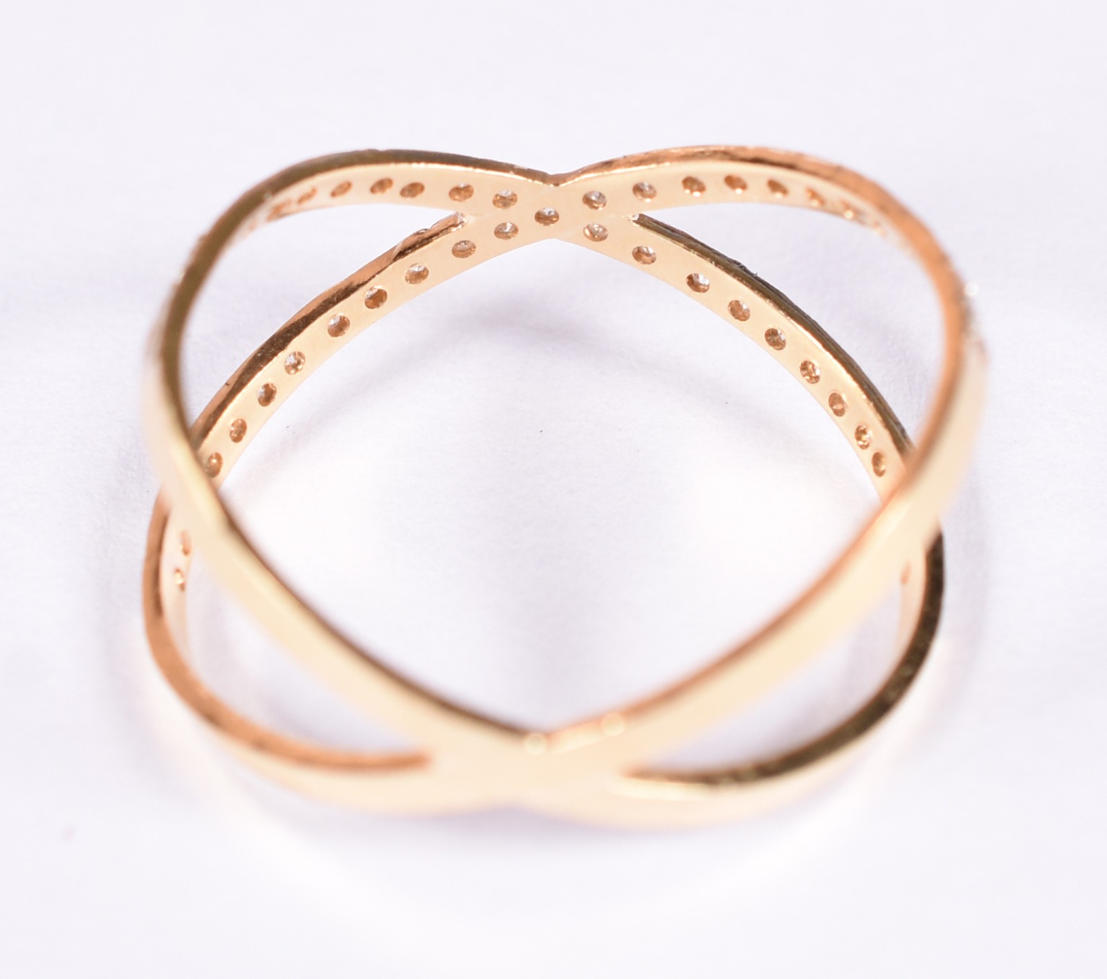 Anel de ouro feitio "X ", cravejado com 55 diamantes com rodium, aro... - foto 3 de 3