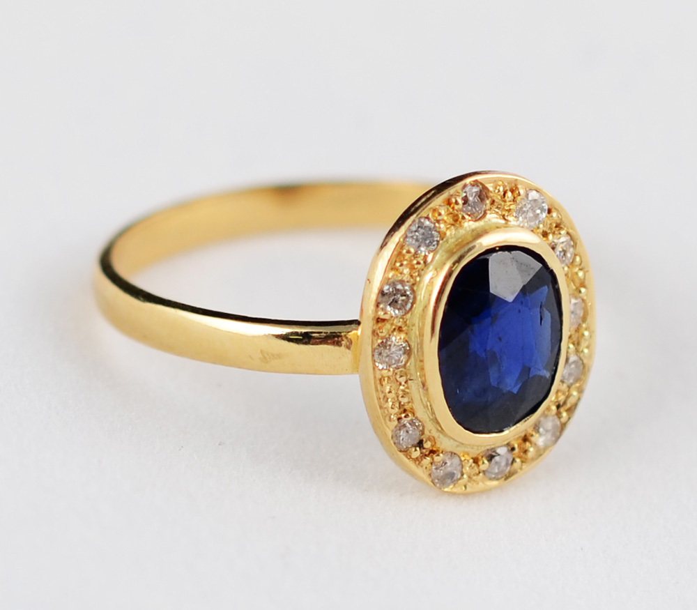 Anel de ouro 18 k, Safira azul de 1,0 carats. e brilhantes. Peso...