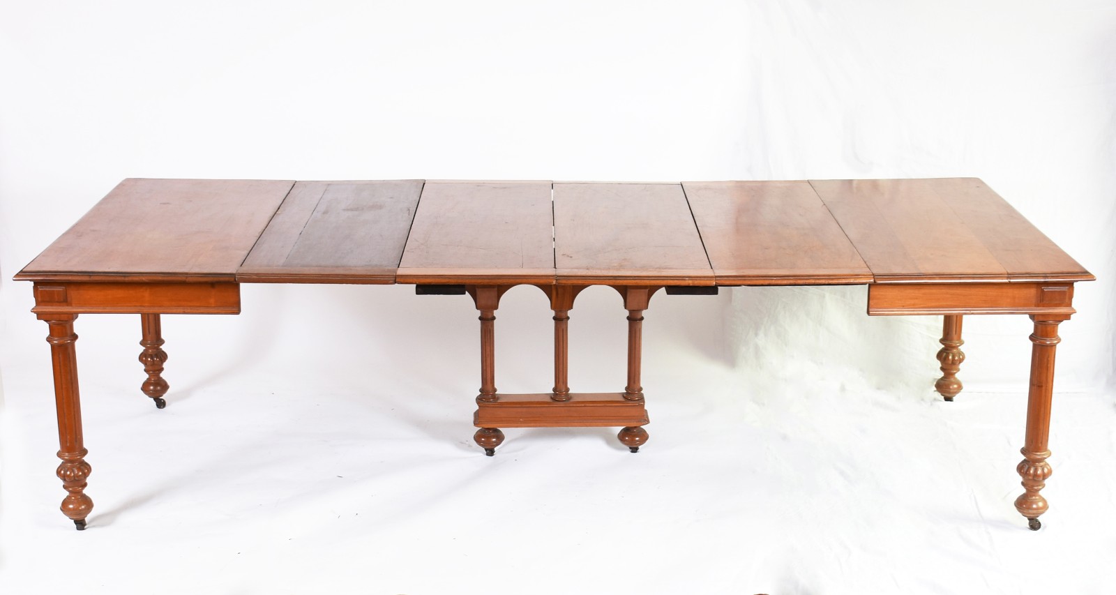 Antiga mesa de jantar de madeira nobre com 4 pernas cilíndricas e... - foto 2 de 8