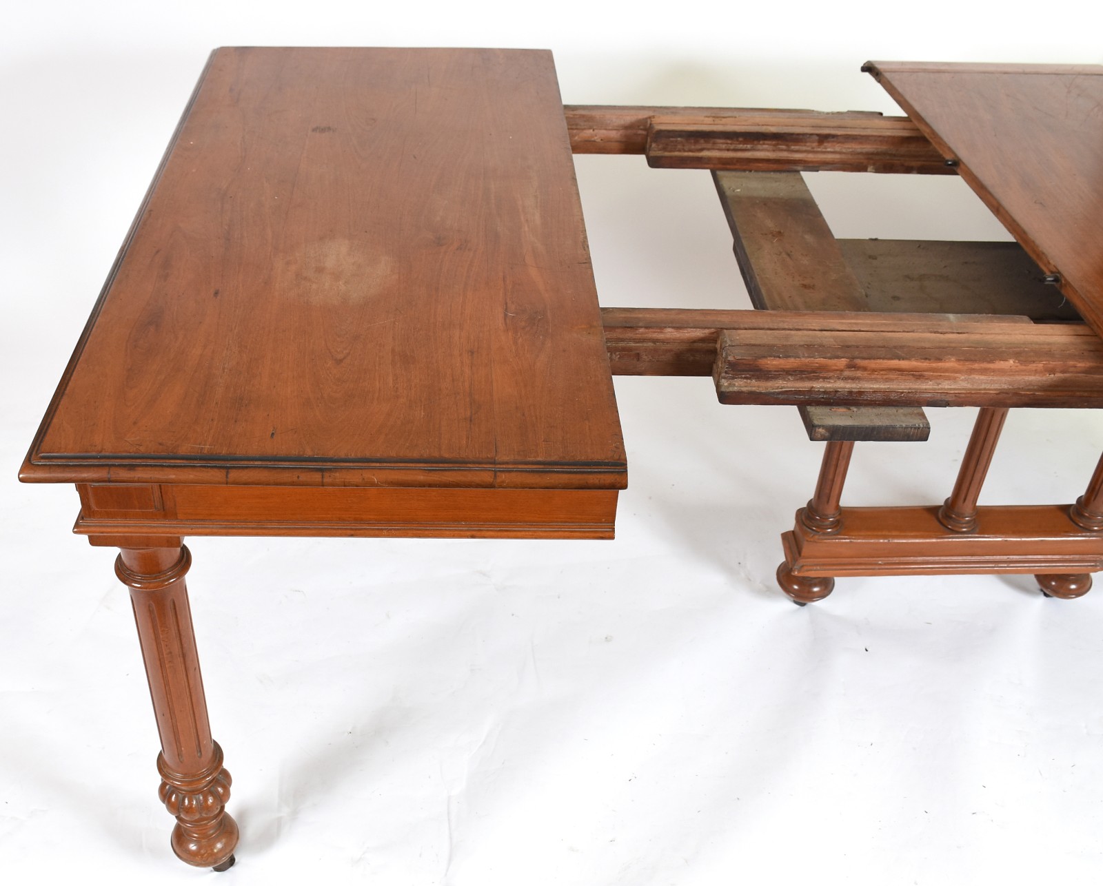 Antiga mesa de jantar de madeira nobre com 4 pernas cilíndricas e... - foto 4 de 8