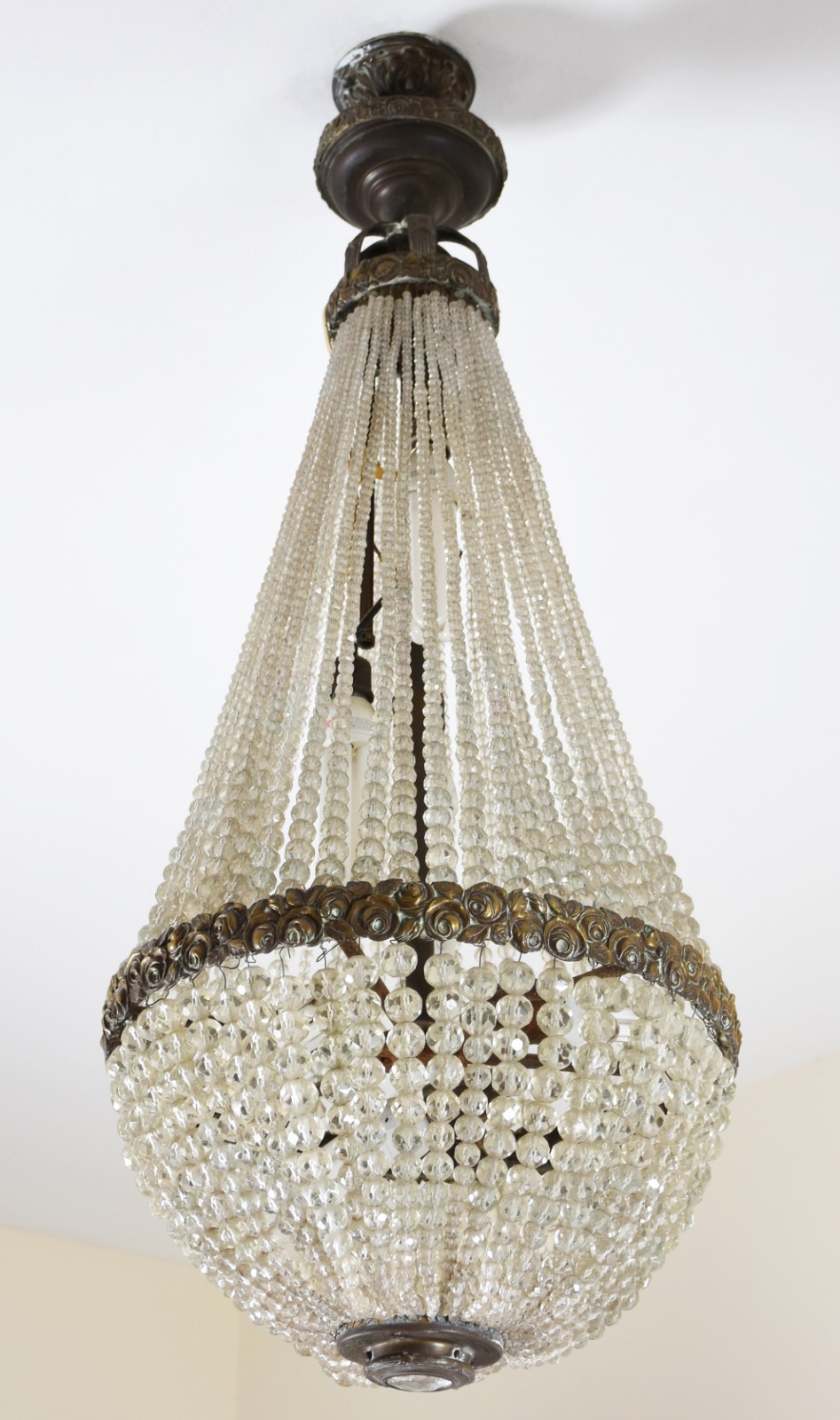 Lustre estilo Império com estrutura de metal dourado e contas de... - foto 2 de 3