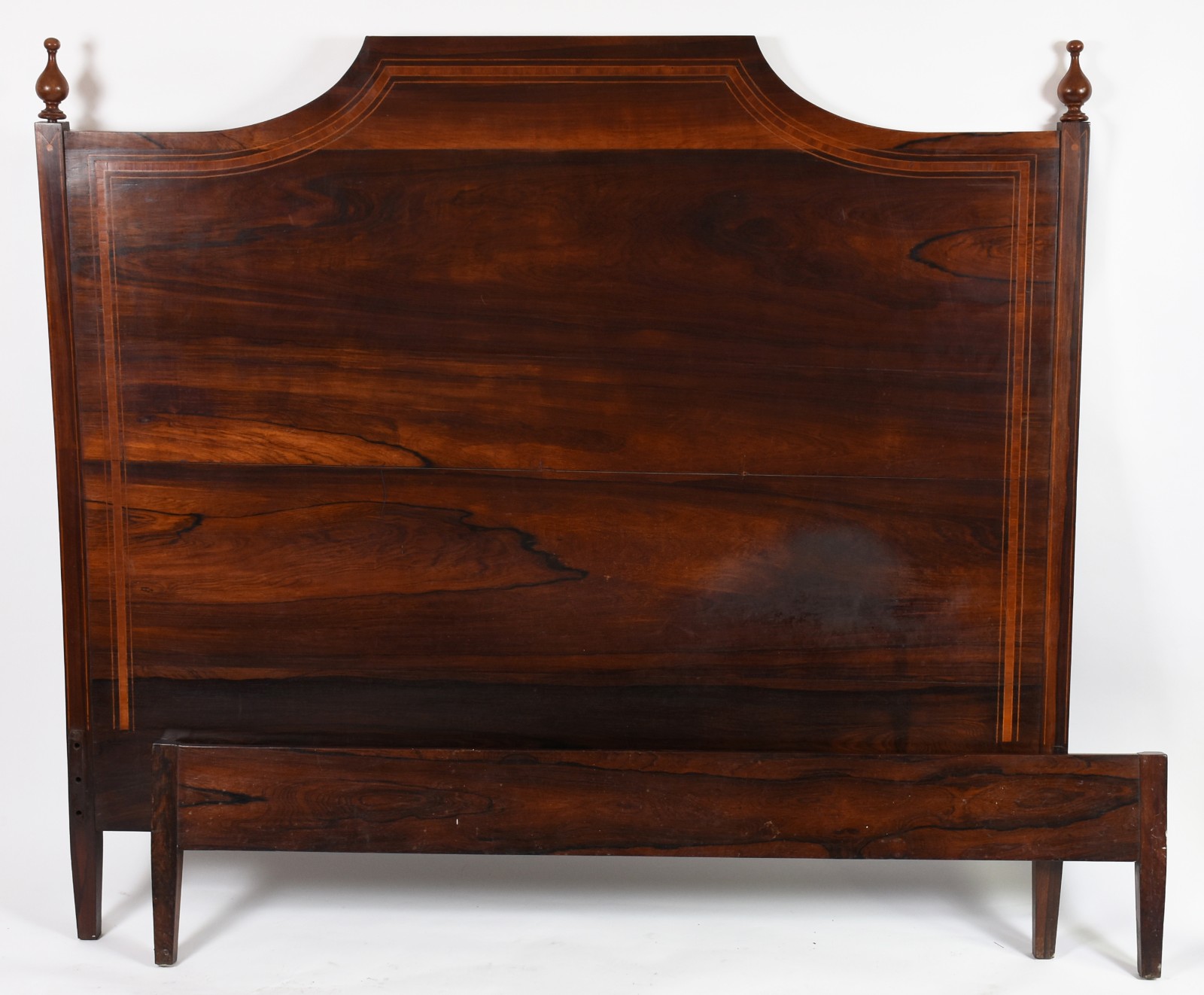 Cama de casal Dona Maria de jacarandá, completa com estrado e traves... - foto 1 de 5