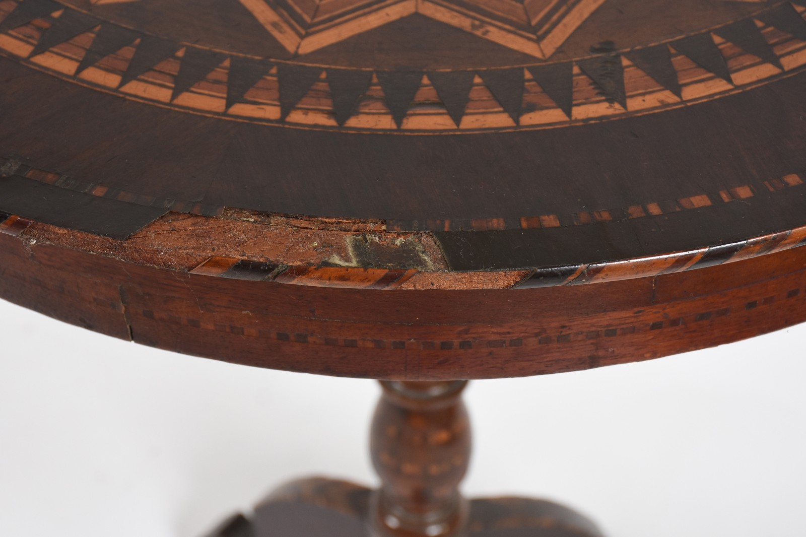 Mesa de madeira nobre feitio "tilp top" com trabalhos em marqueterie... - foto 3 de 5
