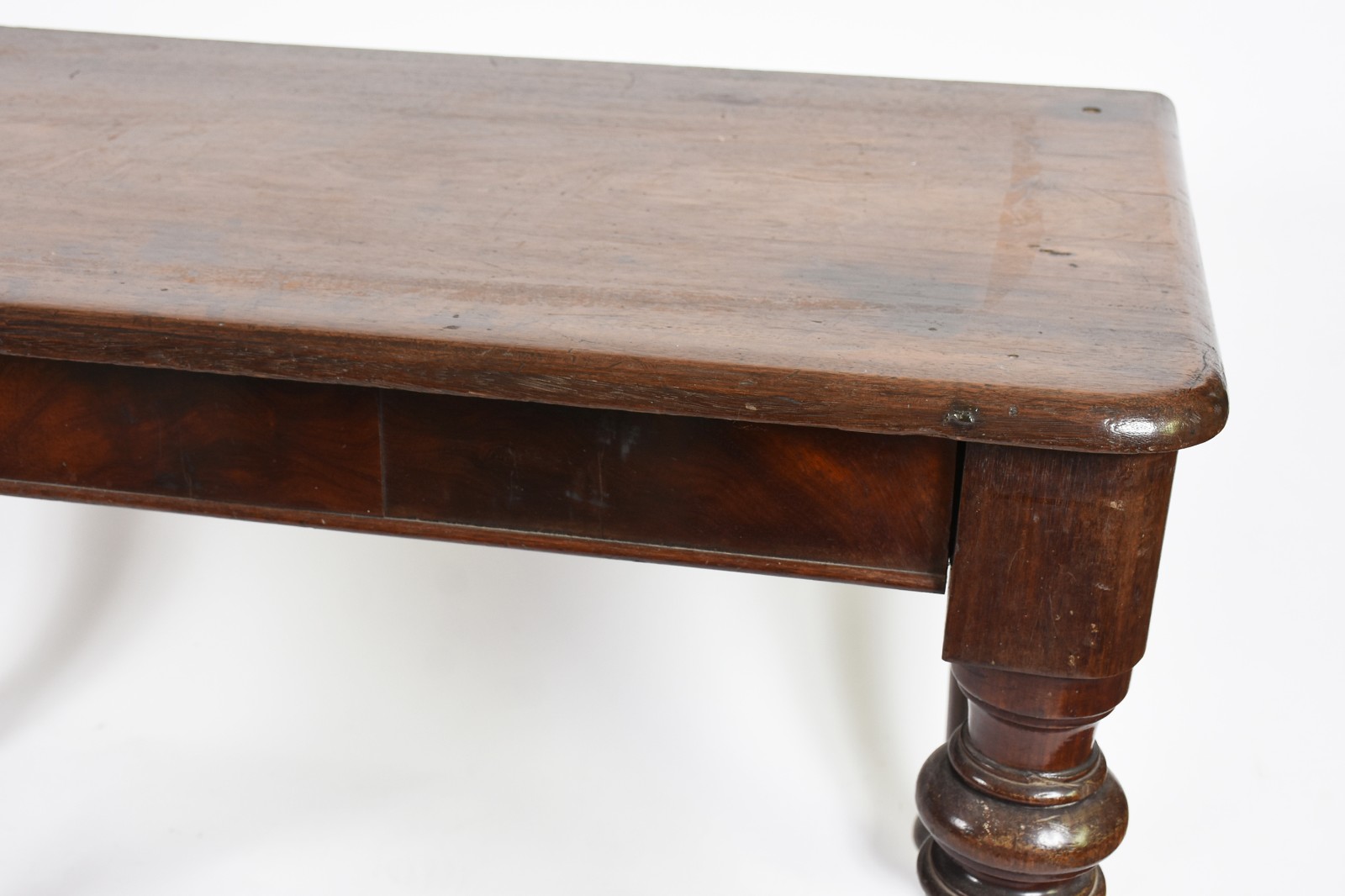 Mesa de madeira nobre com pernas cilíndricas. (Retirada em residência... - foto 3 de 5