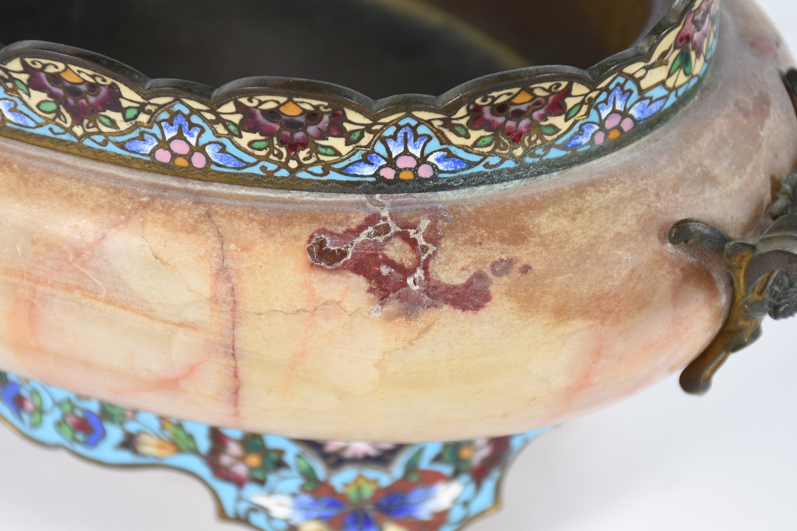 Centro de mesa de mármore e metal dourado com detalhes de cloisonné. - foto 4 de 5