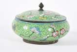 Potiche redondo com tampa de cloisoné, fundo ve... - Potiche redondo com tampa de cloisoné, fundo verde e flores em policromia.