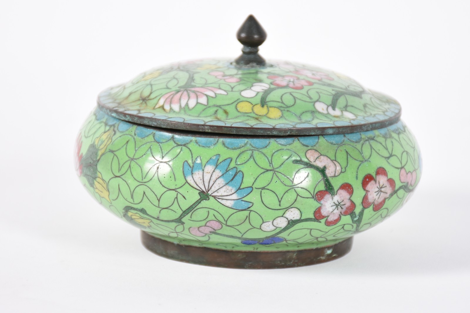 Potiche redondo com tampa de cloisoné, fundo verde e flores em... - foto 2 de 4