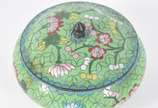 Potiche redondo com tampa de cloisoné, fundo ve... - Potiche redondo com tampa de cloisoné, fundo verde e flores em policromia.