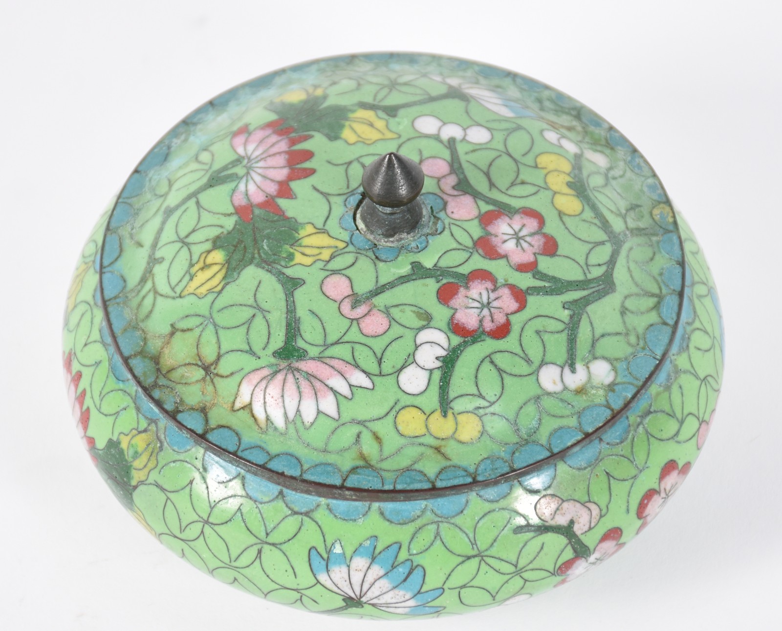 Potiche redondo com tampa de cloisoné, fundo verde e flores em... - foto 1 de 4