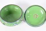 Potiche redondo com tampa de cloisoné, fundo ve... - Potiche redondo com tampa de cloisoné, fundo verde e flores em policromia.