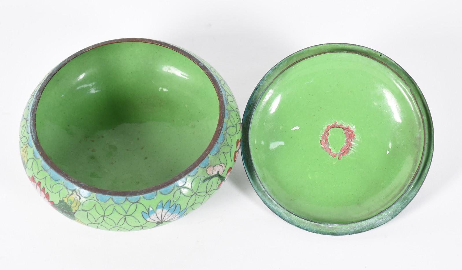 Potiche redondo com tampa de cloisoné, fundo verde e flores em... - foto 3 de 4