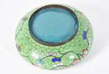 Potiche redondo com tampa de cloisoné, fundo ve... - Potiche redondo com tampa de cloisoné, fundo verde e flores em policromia.