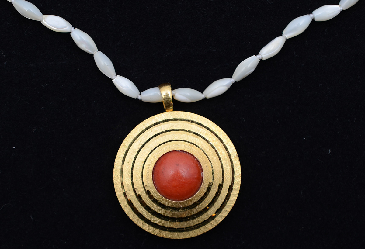 Colar em madrepérola esculpida, fecho em ouro 18 k. Pendente... - foto 1 de 2