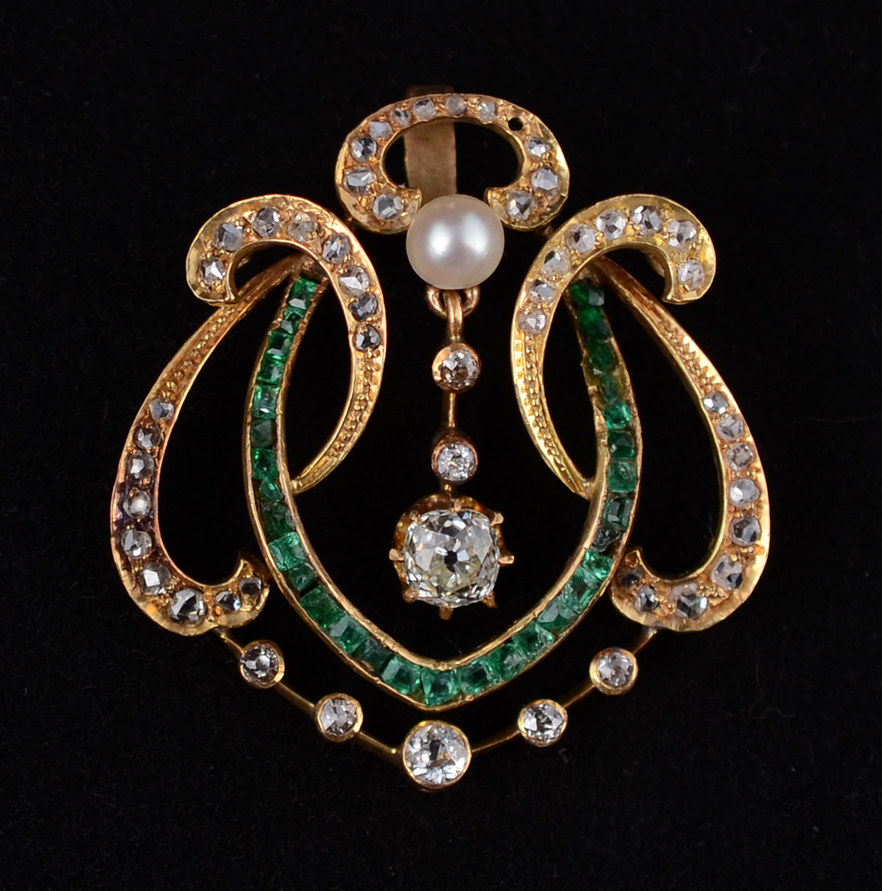 Pendente frances de ouro 18 k com esmeralda e brilhantes, peso 5,9 g.