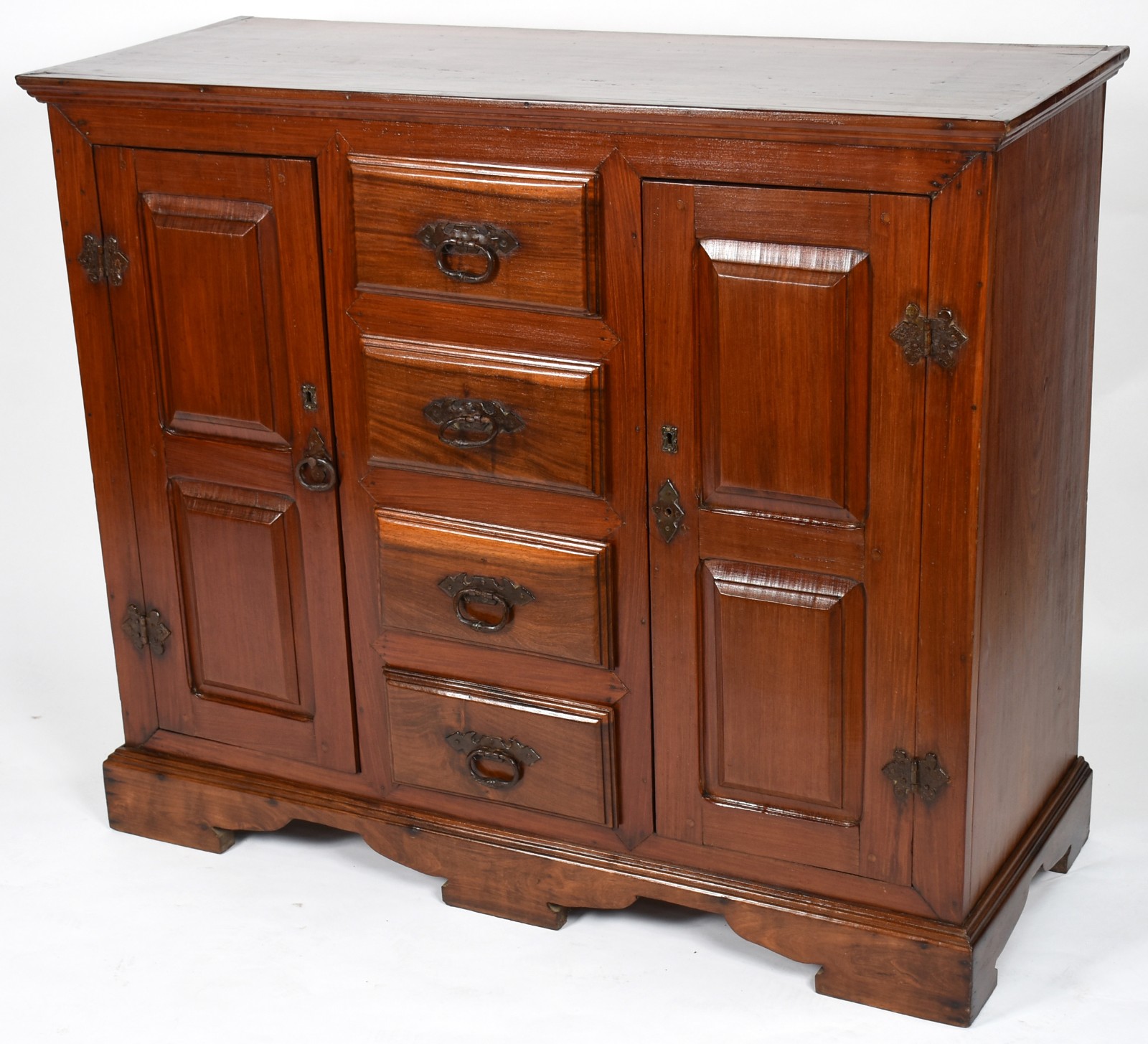 Buffet de madeira nobre com 2 portas laterias e 4 gavetas (faltando... - foto 1 de 5
