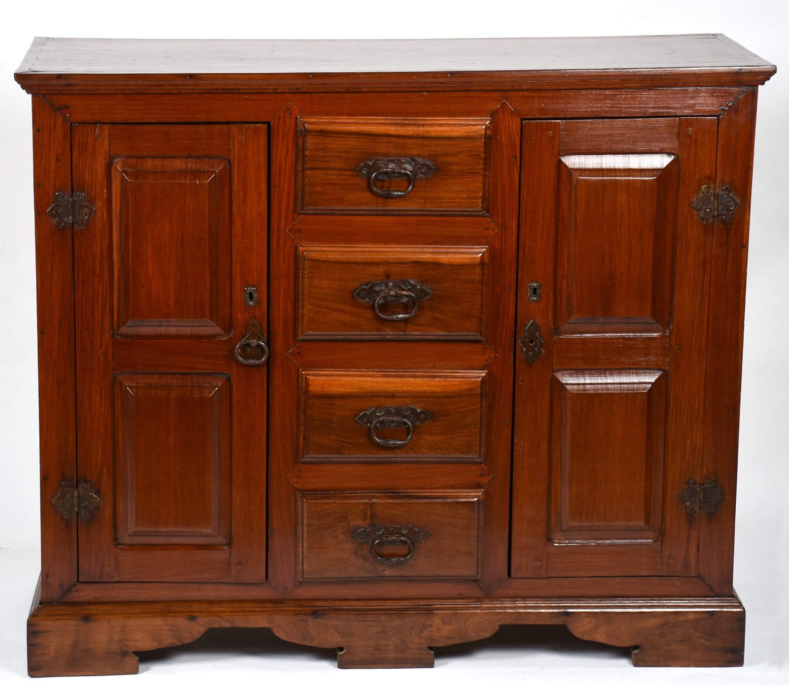 Buffet de madeira nobre com 2 portas laterias e 4 gavetas (faltando... - foto 2 de 5
