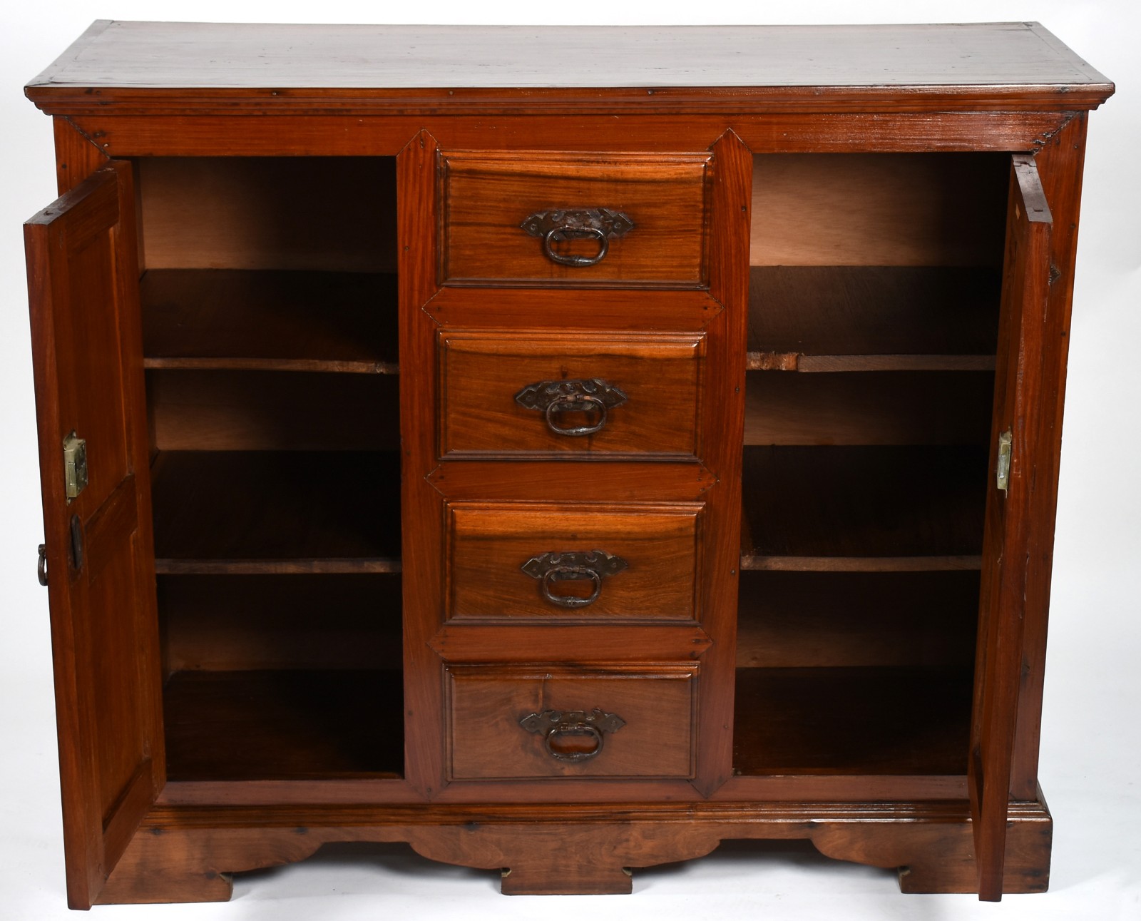 Buffet de madeira nobre com 2 portas laterias e 4 gavetas (faltando... - foto 3 de 5