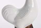 Estatueta de porcelana oriental representando g... - Estatueta de porcelana oriental representando galo em policromia. Século XX.