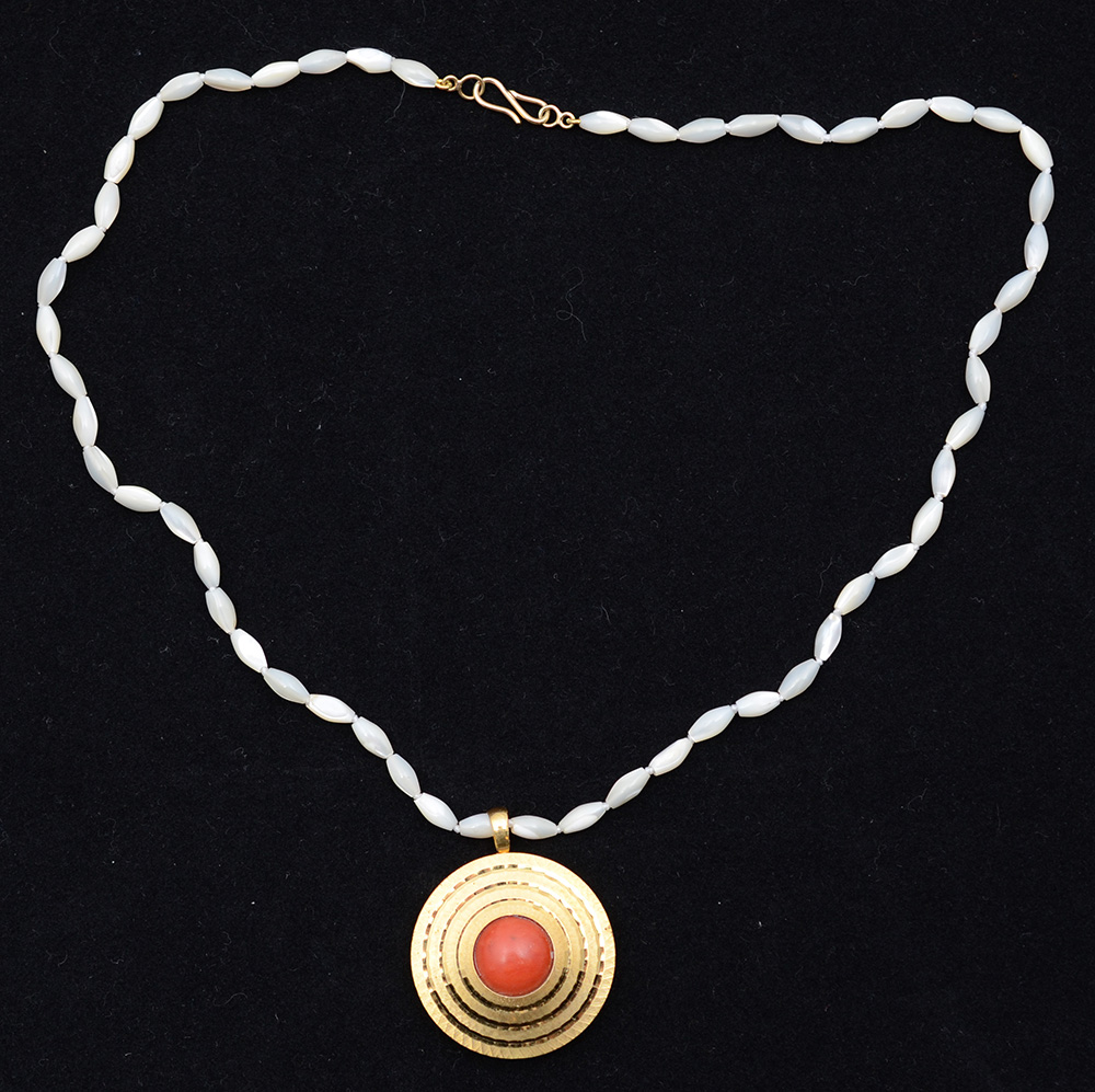 Colar em madrepérola esculpida, fecho em ouro 18 k. Pendente... - foto 2 de 2