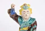 Estatueta em cerâmica oriental nas cores verde ... - Estatueta em cerâmica oriental nas cores verde e amarelo representando guerreiro (faltando a lança e pequenas partes, com lascados).