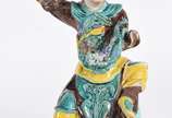 Estatueta em cerâmica oriental nas cores verde ... - Estatueta em cerâmica oriental nas cores verde e amarelo representando guerreiro (faltando a lança e pequenas partes, com lascados).